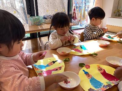 ひな飾りの制作をする0・1歳児