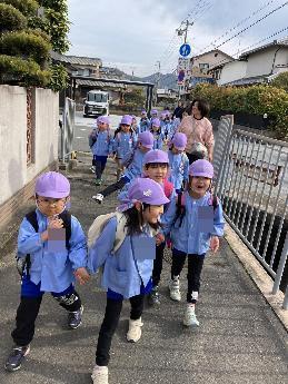 小学校までの道を歩く5歳児