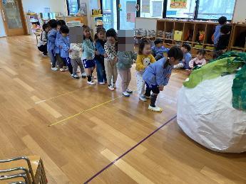 ふれあう2歳児と3歳児
