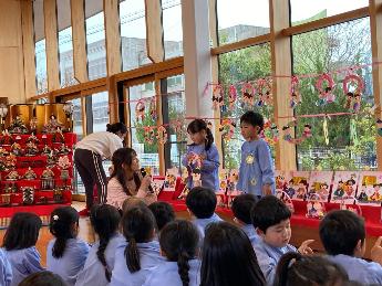 自分で作った雛飾りの話をする4歳児