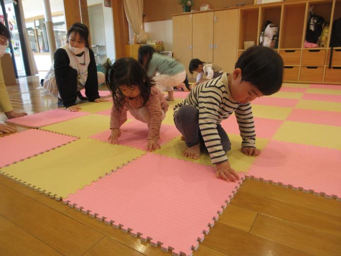 ジョイントマットを組み合わせていく1・2歳児