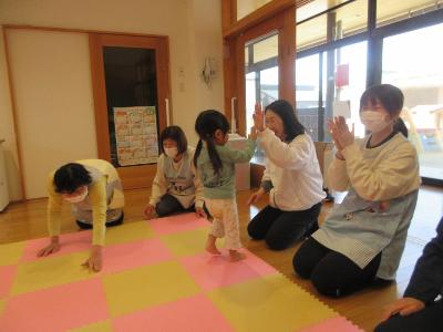 敷き終わって喜ぶ2歳児