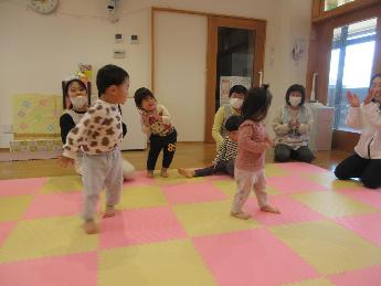 みんなで喜ぶ1・2歳児