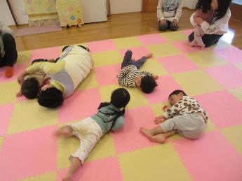 マットの上でごろごろと転がる1・2歳児