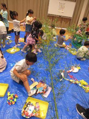 笹飾りをつける5歳児
