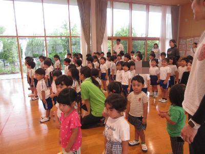 張り切って園歌を歌うこども達