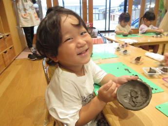 陶芸を楽しむ2歳児