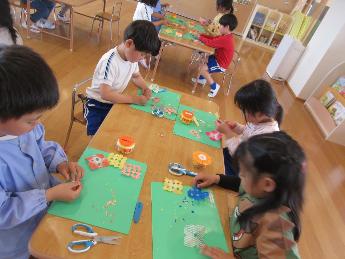 こいのぼり制作をする5歳児