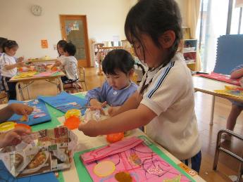 こいのぼり制作をする3歳児