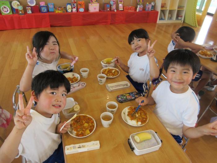 大満足でカレーを食べる5歳児