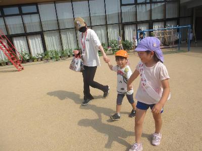 小さい友達をお部屋まで連れて行ってあげます