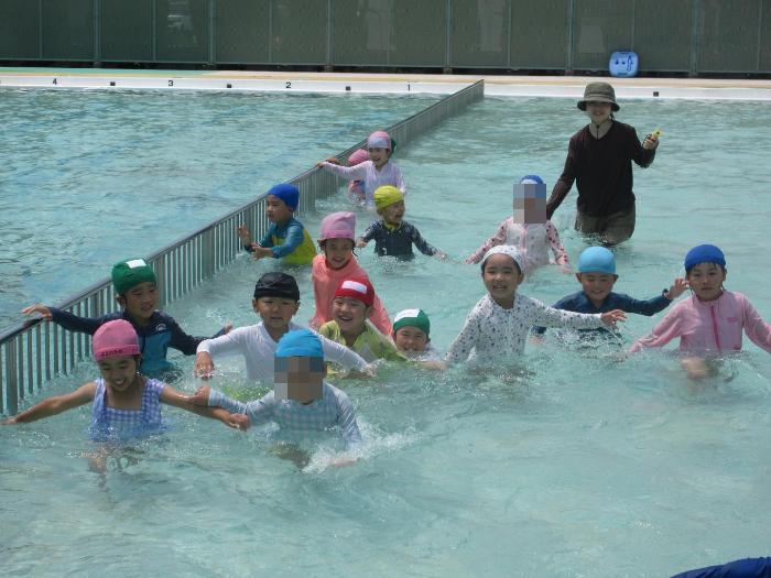 プールを楽しむ4・5歳児