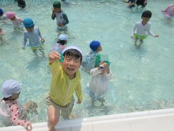 水の中の宝探しで宝を見つけた4歳児