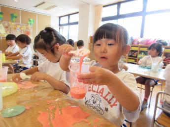 片栗粉遊びをする4歳児