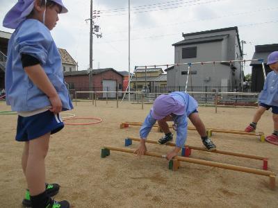 1本橋の渡り方を考えて披露する5歳児