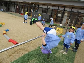 得意の逆上がりを披露する5歳児と驚く4歳児