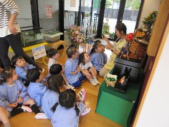 兜飾りをみる3歳児