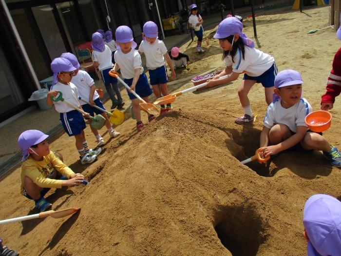 たくさんの穴を掘った5歳児
