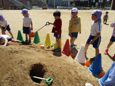 穴の周りにコーンを立てる