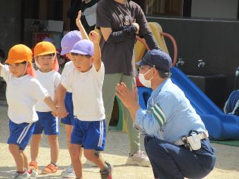 警察官に見守られる3歳児と5歳児