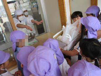 給食の調理師に豆をお願いする5歳児