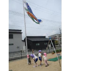 一緒にこいのぼりをみる2歳児と5歳児