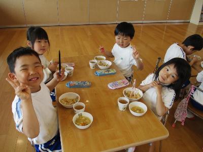 おいしさに大満足の5歳児