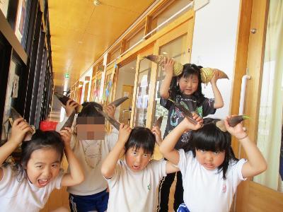たけのこを角にして遊ぶ5歳児