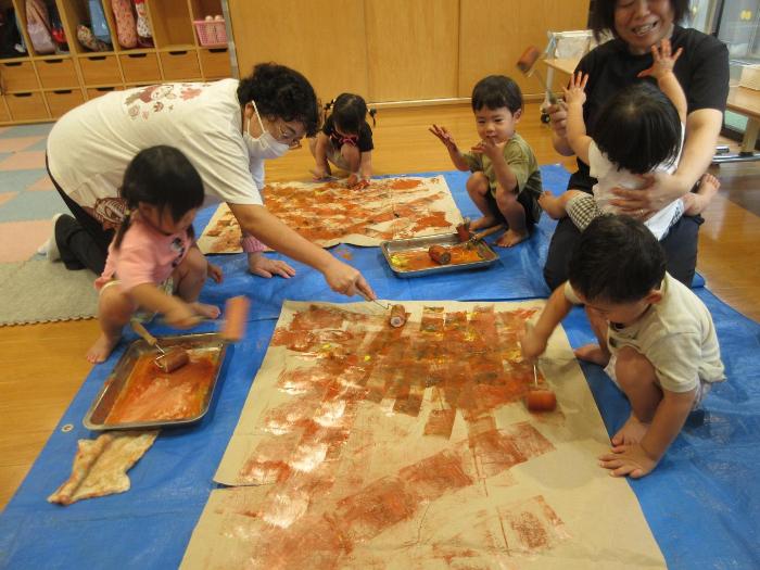 ローラーや手で色を塗る0・1歳児