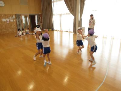 帽子とりをする5歳児