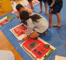 消防の絵を描く5歳児