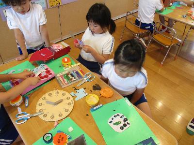 時計を制作する5歳児