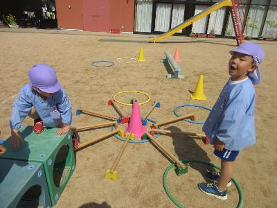コースに用具を並べて美しい模様を作る工夫をした5歳児