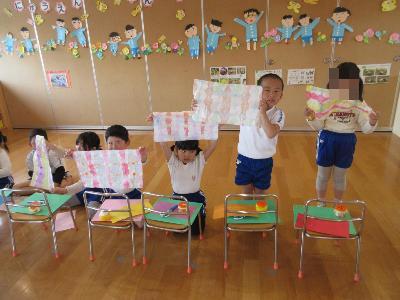 こいのぼり制作で染め紙をする5歳児