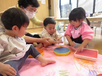 こいのぼり制作をする1歳児