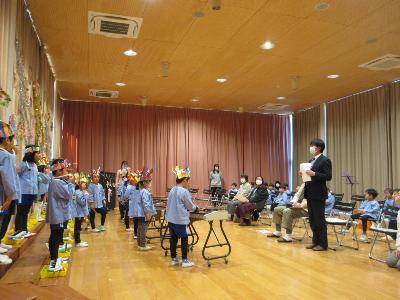 校長先生に演奏をきいてもらう5歳児