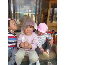 たけの皮をかぶる2歳児