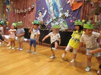 七夕会で出し物を披露する4歳児