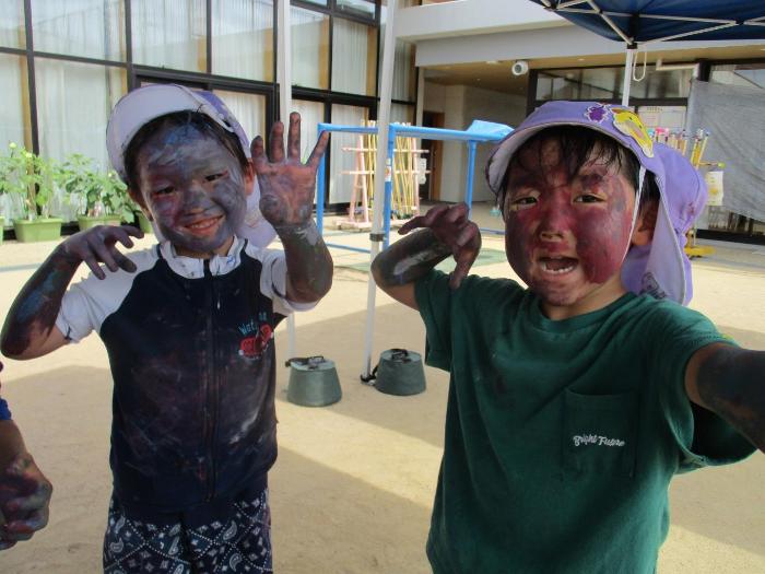 フィンガーペイントをして遊ぶこども