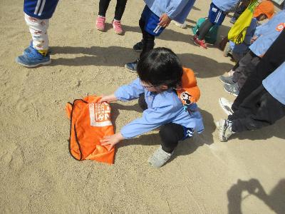 ビブスを畳む3歳児