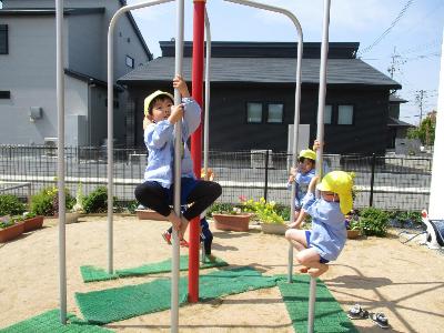 登り棒を楽しむ4歳児