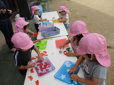 かんてんの型抜き遊びをする2歳児