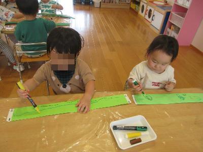 カエルの制作をする2歳児