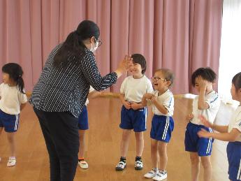 ALT英語活動の先生とふれあい遊びを楽しむ5歳児