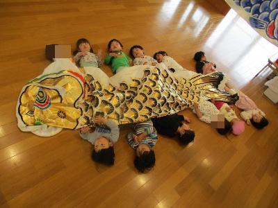こいのぼりをお布団にしてゴロン
