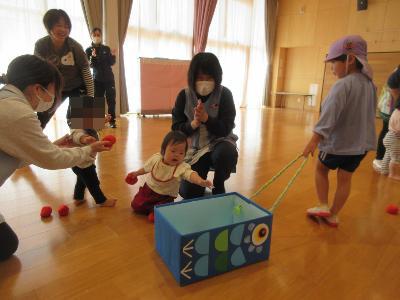 0・1歳児の玉入れ