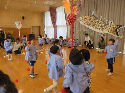 元気いっぱい4歳児の玉入れ