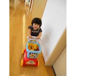 収穫した野菜を運ぶ0歳児