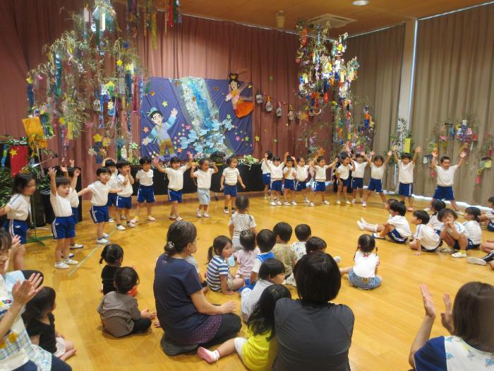 七夕会で出し物を披露する3歳児