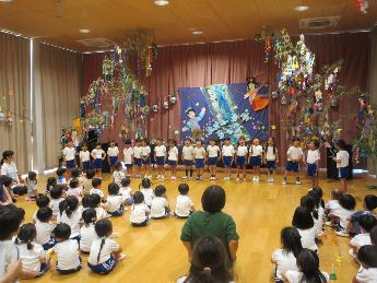 七夕会で出し物を披露する4歳児